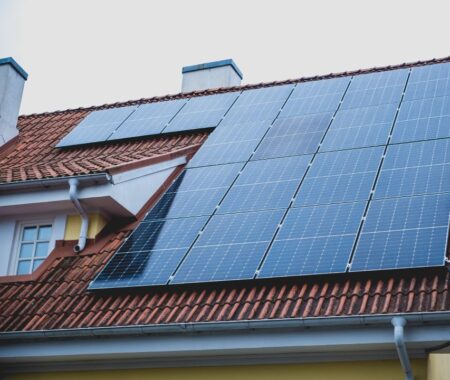 6 pasos esenciales para preparar su casa para el invierno con paneles solares
