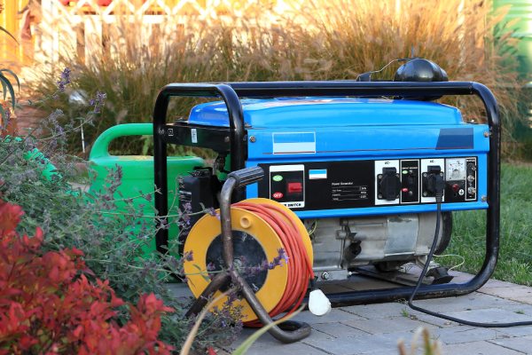 generador de energía parado en el jardín.